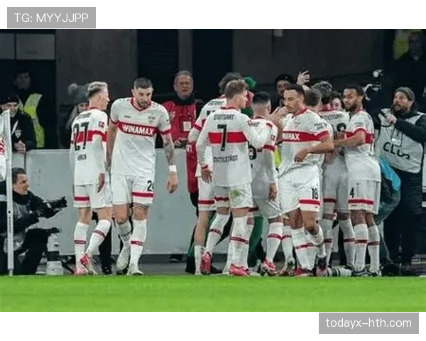 德甲争冠白热化:前六球队状态起伏,冠军归属愈发扑朔迷离 德甲争冠白热化:前六球队状态起伏,冠军归属愈发扑朔迷离