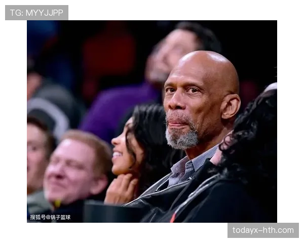 卡里姆·阿卜杜尔-贾巴尔内线无球移动改变进攻结构提升得分效率