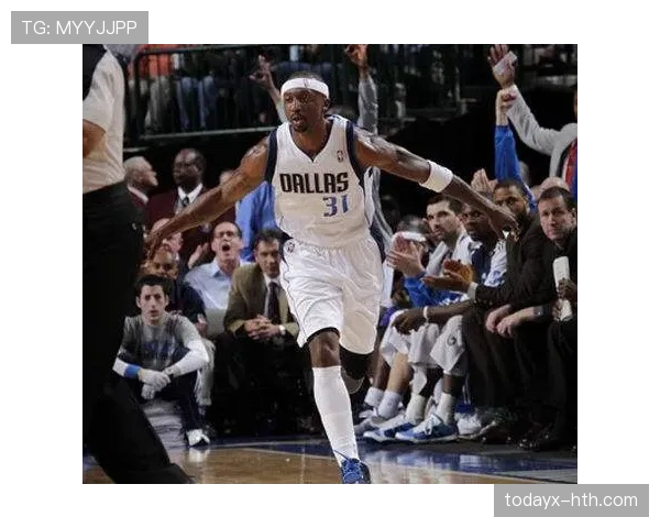 贾森·特里无球跑动提升外线威胁，三分命中率大幅领先同位置球员